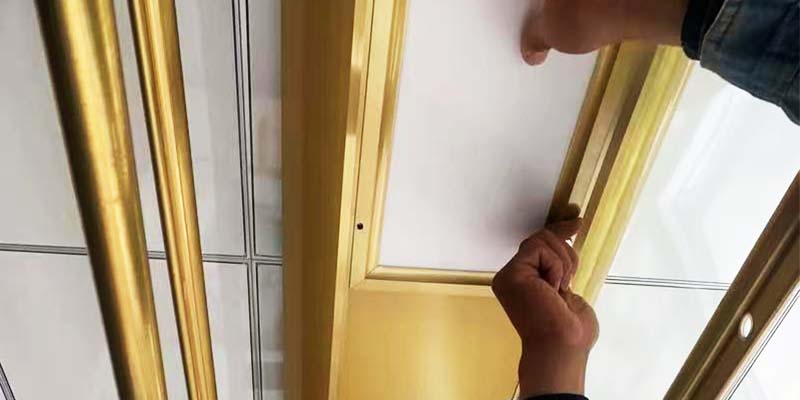 海门区维修师傅正在检修电动晾衣架